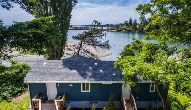 Unique Waterfront Beach House, 1 mile from Friday Harbor