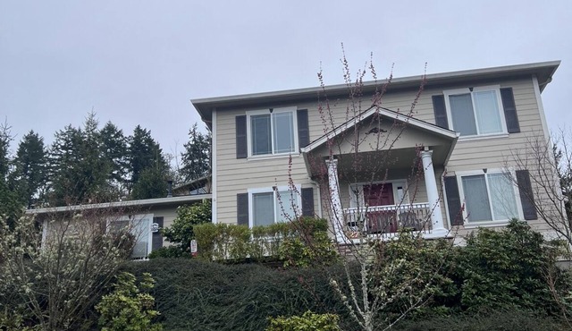 UofO, Autzen, Hayward 5 min away. Quite 2 story clean home, full kitchen 4 beds