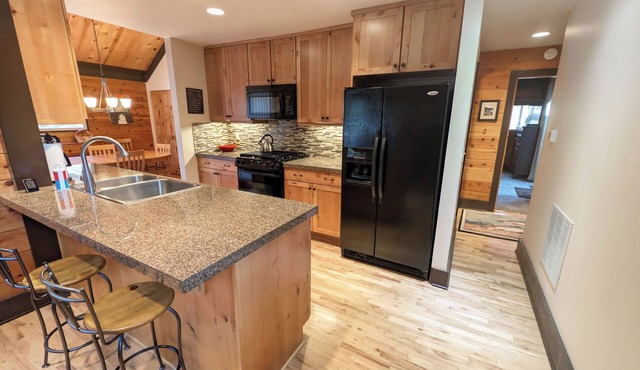 Updated 2/2 + loft Cabin with Rec Passes, Hot Tub - POL10