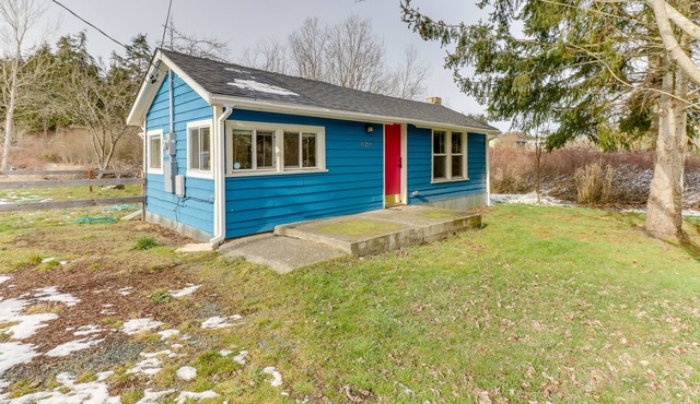 Updated home close to everything w/ large yard & deck - 2 dogs welcome!