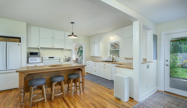 Updated & Rustic 1912 Carlton Farmhouse - in Town!