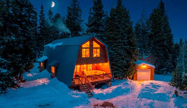 Updated weekend cabin retreat, EV charger, large deck and sofa, enclosed dog run