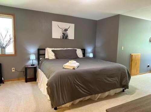 Urban Farmhouse- KING bed!