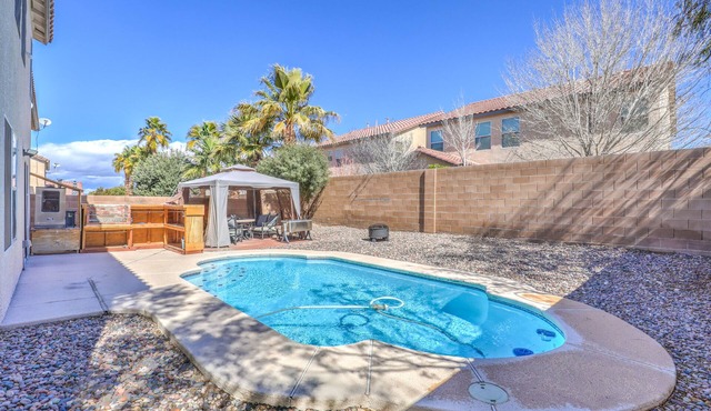 Vegas 5 Bedroom, 3 bath vacation home with a pool!