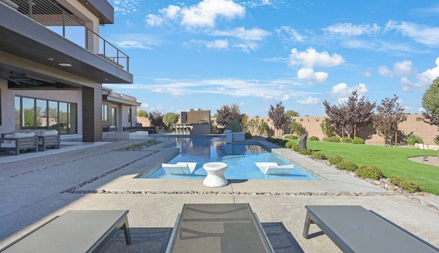 Vegas Luxury Retreat - Resort Pool · Hot Tub · Arcade · Pool Table · Near Strip