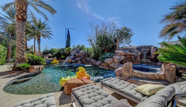 Vegas Mansion - Pool, Spa, Gym - 12 mins to Strip