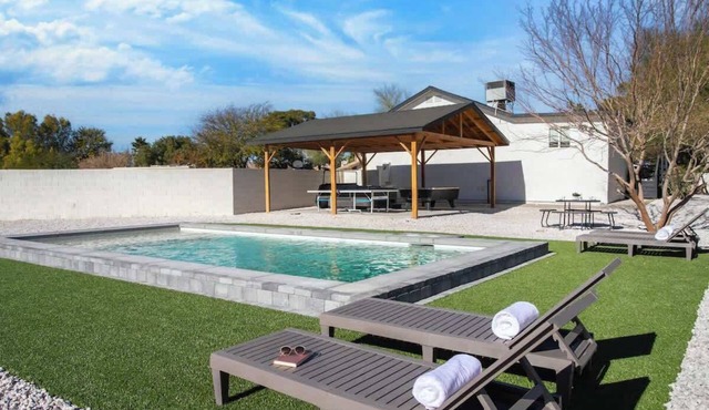 Vegas Retreat: Pool, Pickleball & Local Charm!