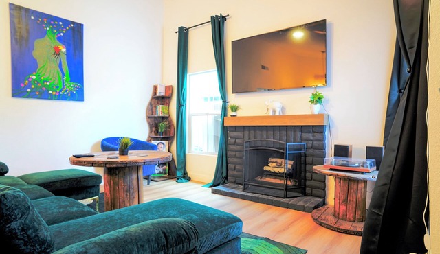 Vibrant Vegas Retreat~Quiet~Cozy~18 min to Strip