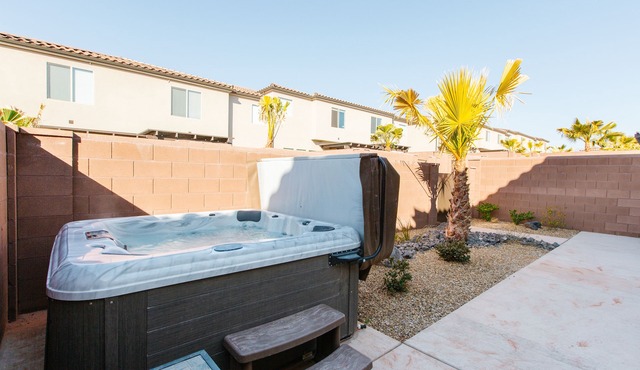 Vida Sol - 4 bedrooms, Private Hot Tub and Amazing Backyard Area!