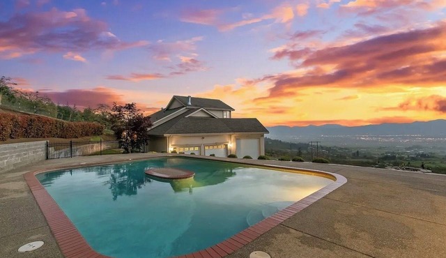 Viewtacular Estate in East Medford with Lazy lagoon Pool, Sauna and Hot Tub!