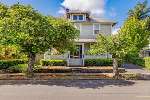 Vino e Vita Historic Pet-Friendly Home-EV Charger