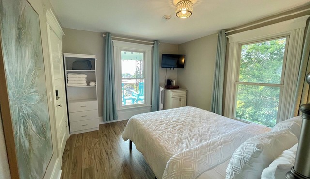 Walk to Lake & Downtown Chelan! Room #5