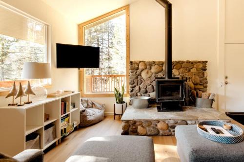 Walk to Palisades Village Pet Friendly 2BR Chalet