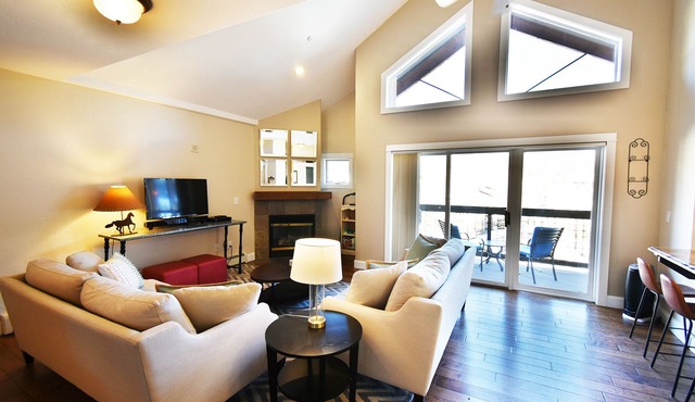 Walk to Peru Lift Heated Garage Pool & Hot Tub Family Condo Sleeps 8