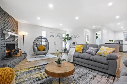 Walk to Shoreline Village, BBQ in Prime Location