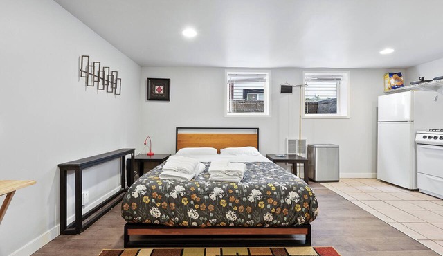 Walk2UW, PrivateSuite w/Bath, FREE Parking,TV, WiFi