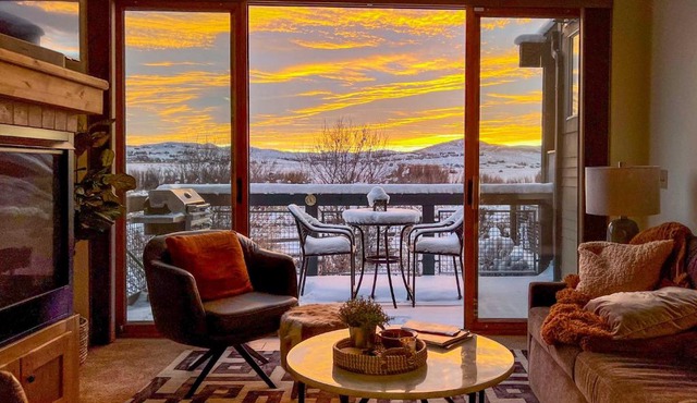 Walkable Park Mountain Getaway: Hot Tub & Views!
