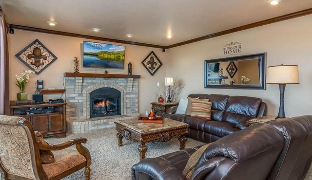Wasatch Retreat in Draper with Mtn Views Theater and Hot Tub