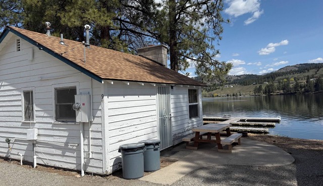 Waterfront 2BR Cabin w/Wood Fireplace at Tiffanys Resort on Curlew Lake