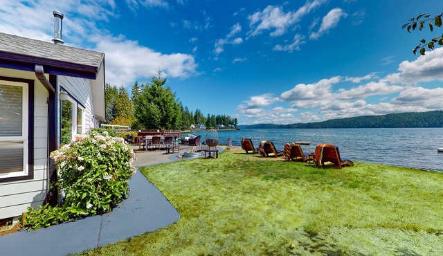 Waterfront home with 3 kayaks, pebbly beach & amazing Hood Canal view