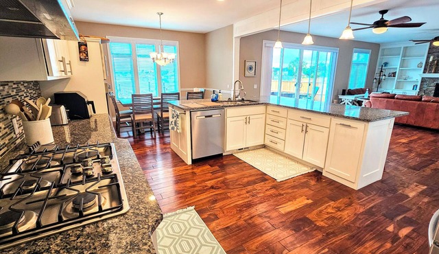 Waterfront luxury retreat in Sandy point - Private dock - Steps from the beach