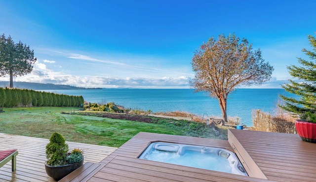 Waterfront Retreat: Hot Tub, Sauna & Beach Access
