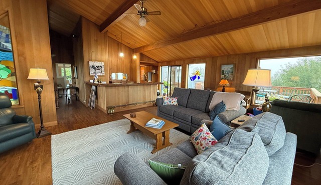Welcoming 5-bedroom house up Coos River