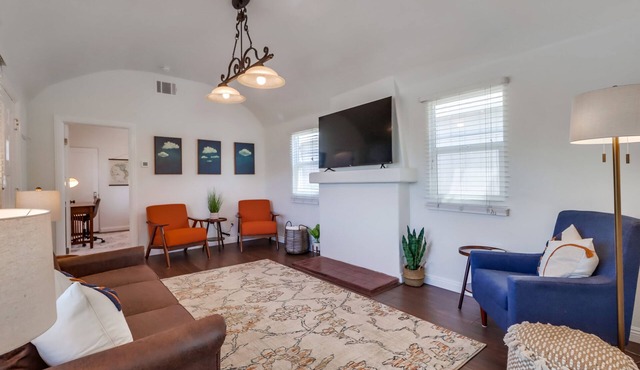 Welcoming bungalow with den, ideal for longer stays, near everything!