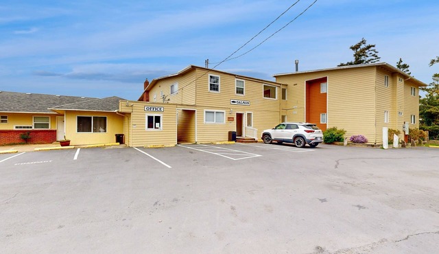 Welcoming Studio with Ocean View and Nearby Beach Access Dogs OK