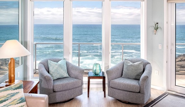 Whalers View Condo, Front-Row Waves & Pool