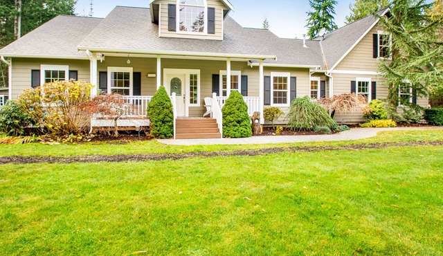 Wooded home with private hot tub, free wifi, game room & gorgeous grounds