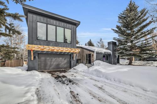Wow factor mountain views private hot tub fireplace fire pit & walk to lifts