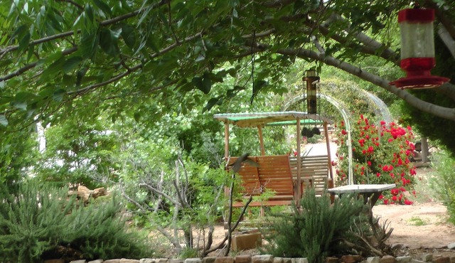 Zion 40 min! 3bd. Affordable. 1 mile off I-15. Family-friendly. Basketball Court