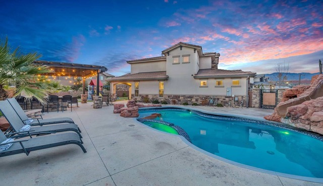 Zion Poolhouse - PRIVATE POOL! Backyard Oasis!