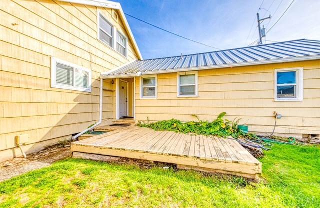 Dog-Friendly Coastal Cottage Minutes from Downtown & One Block to Beach