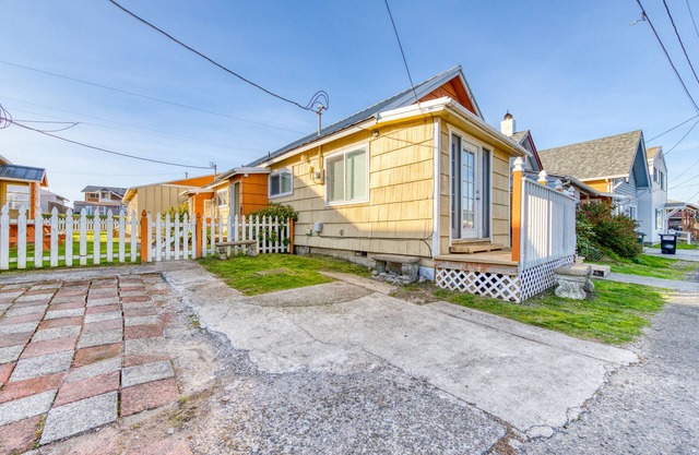 Dog-Friendly Oceanside Escape with Easy Beach Access and Peaceful Surroundings