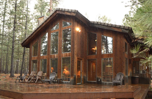 Perfectly Located Home Sleeps 8. Close to pools, golf, biking. Family friendly!