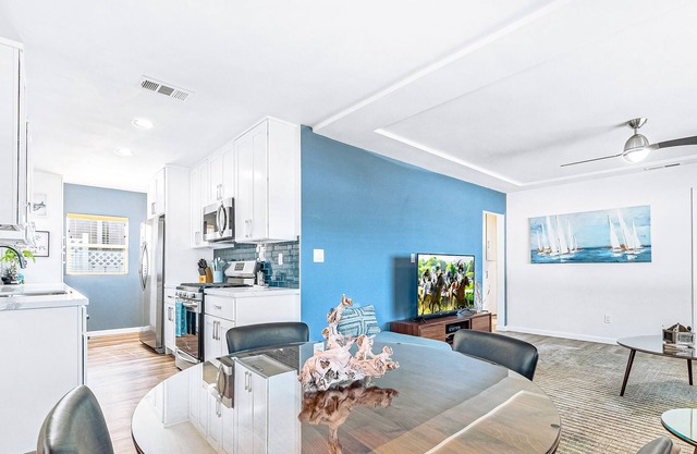 Stylish San Diego retreat in a great location with patio, W/D & full kitchen