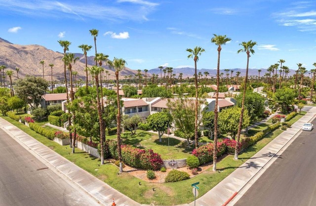 WOW RENN! BEAUTIFUL 1 BED/1 BATH CONDO WITH MOUNTAIN VIEWS AND WALKABLE TO TOWN!