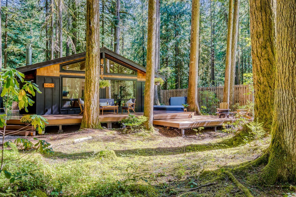 Zigzag Cabin | Charming, dog-friendly cabin with deck, firepit, grill, hot tub, fireplace & W/D