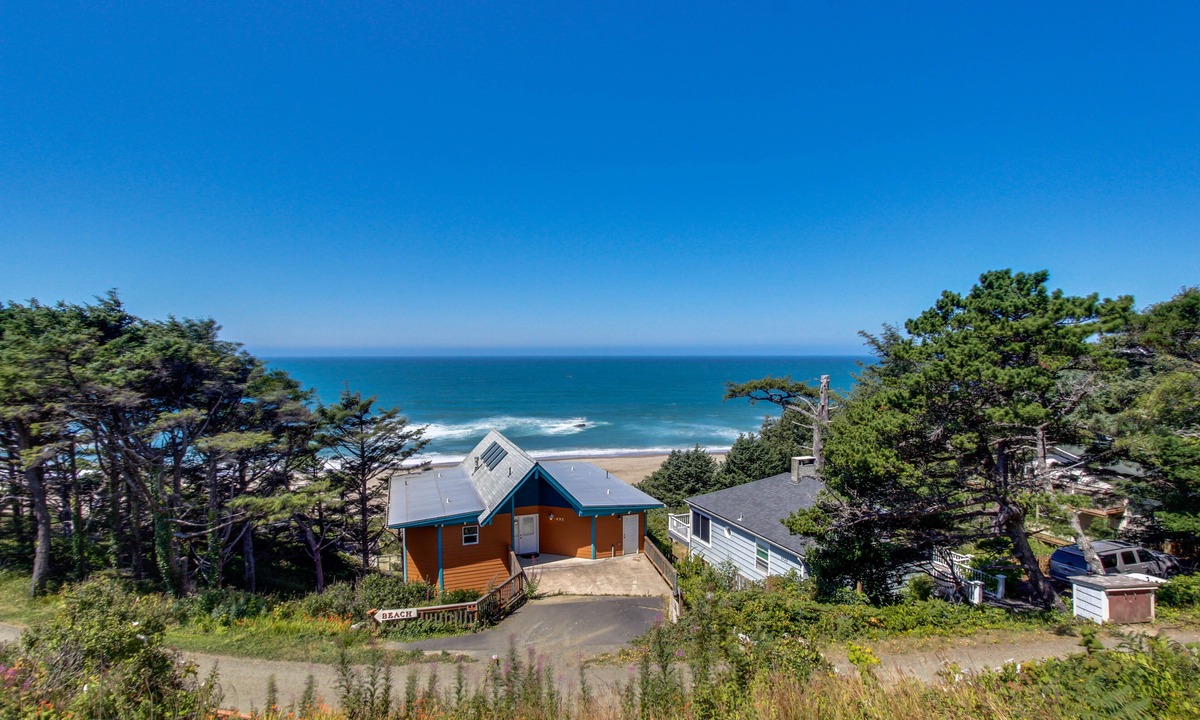 Lincoln City Apartment | Oceanview Studio on the Main Level - Nearby Beach Access, Dogs Welcome