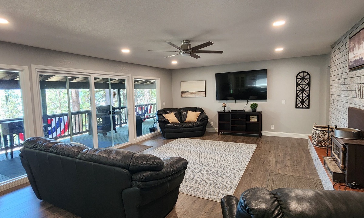 Susanville House | Multi-family Lakehouse with Spacious Parking!