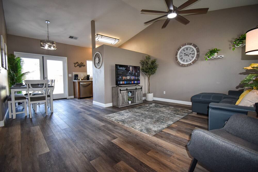 Porterville House | Serene 2 BR Cottage W/ SPA / Game Room / Office