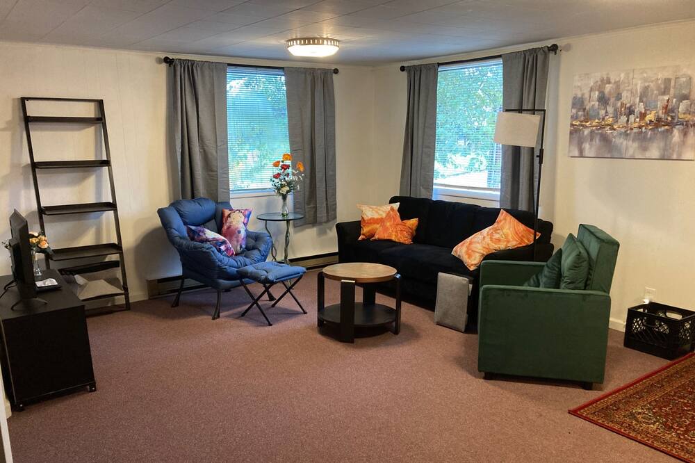 Aberdeen Condo | Cosmopolis. Forest Hill 2 BR Get-Away.
