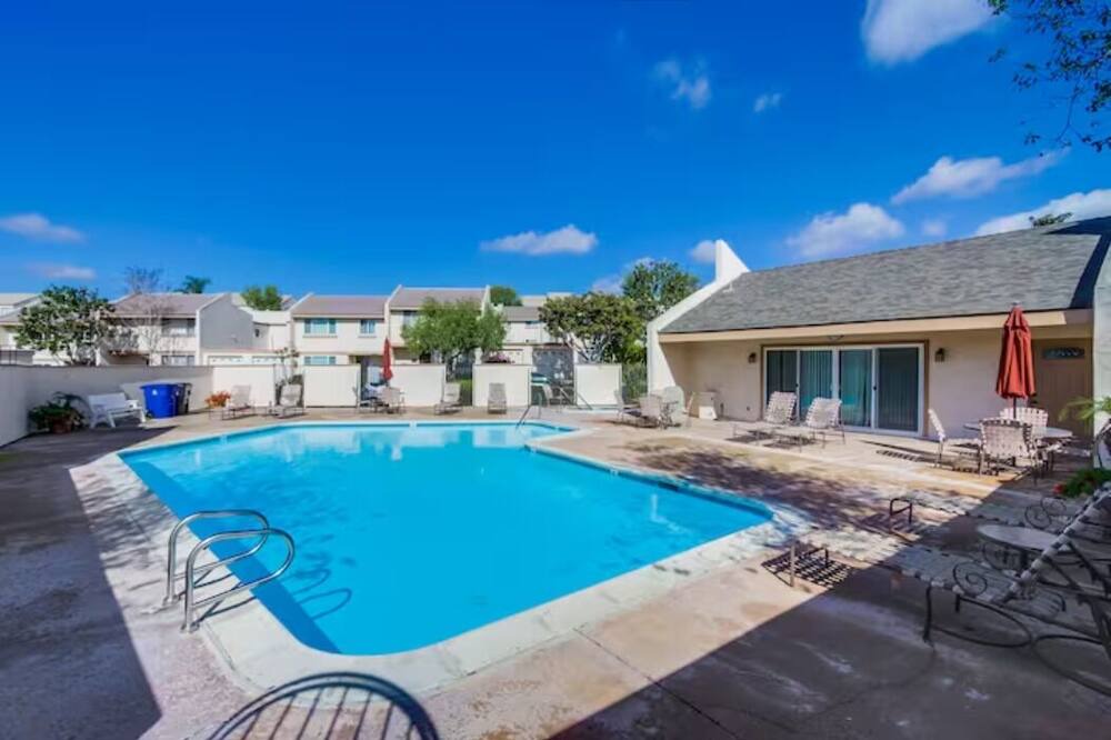 Clairemont Mesa House | Spacious 4-BR Home w/ Free Pool Access, Garage & Parking for 2 in Prime Location