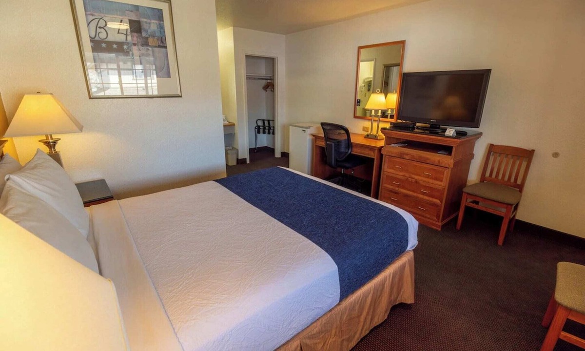 Pendleton Apartment | Queen Bed Accessible Non-Smoking
