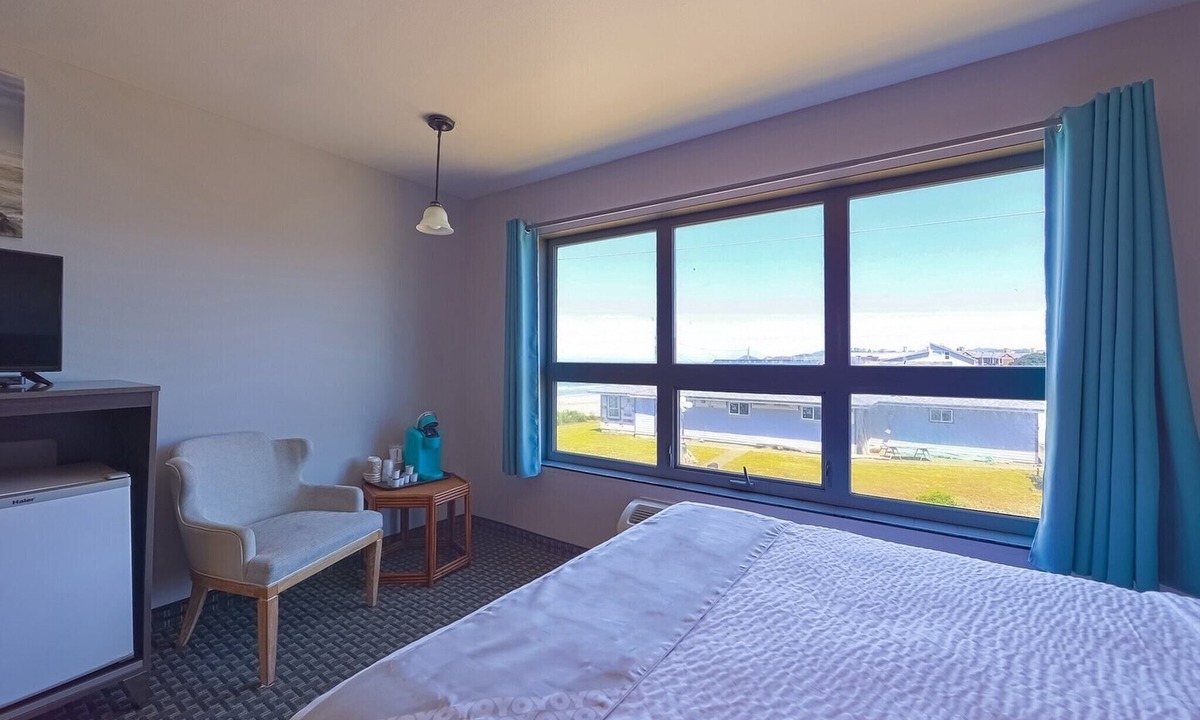 Newport Apartment | King Bed with Ocean view