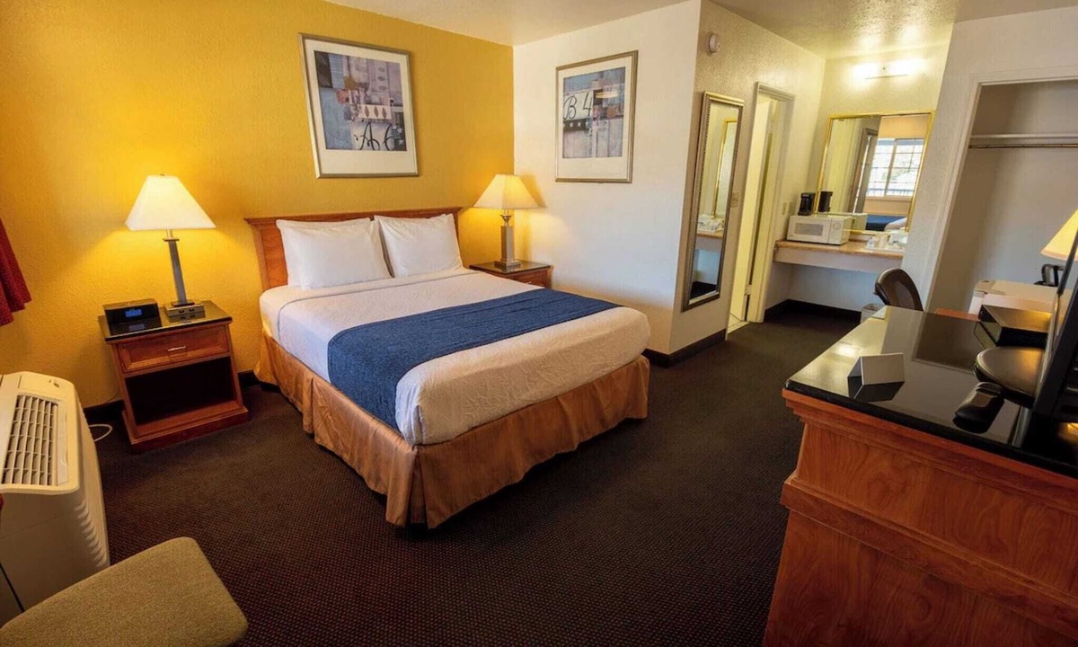 Pendleton Apartment | Queen Bed Non-Smoking
