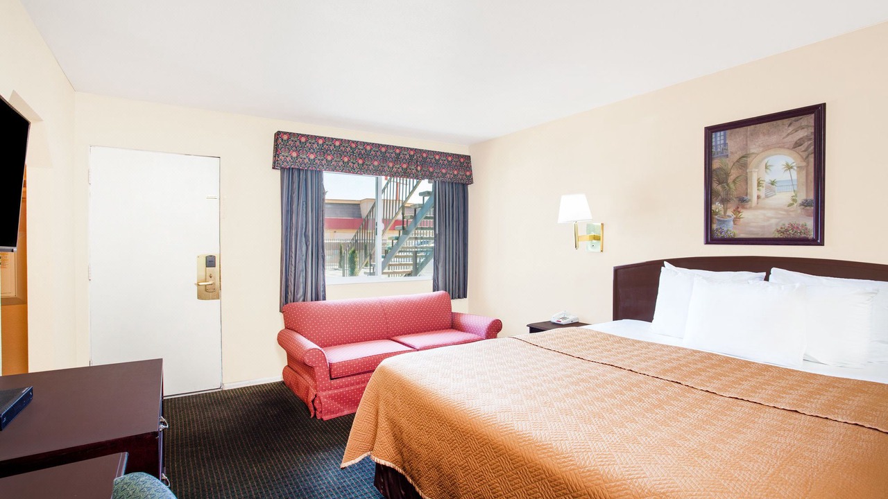 Photo of Bedroom in Barstow
