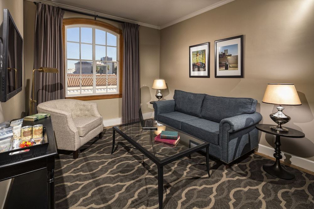 Photo of Livingroom in Wilshire Center